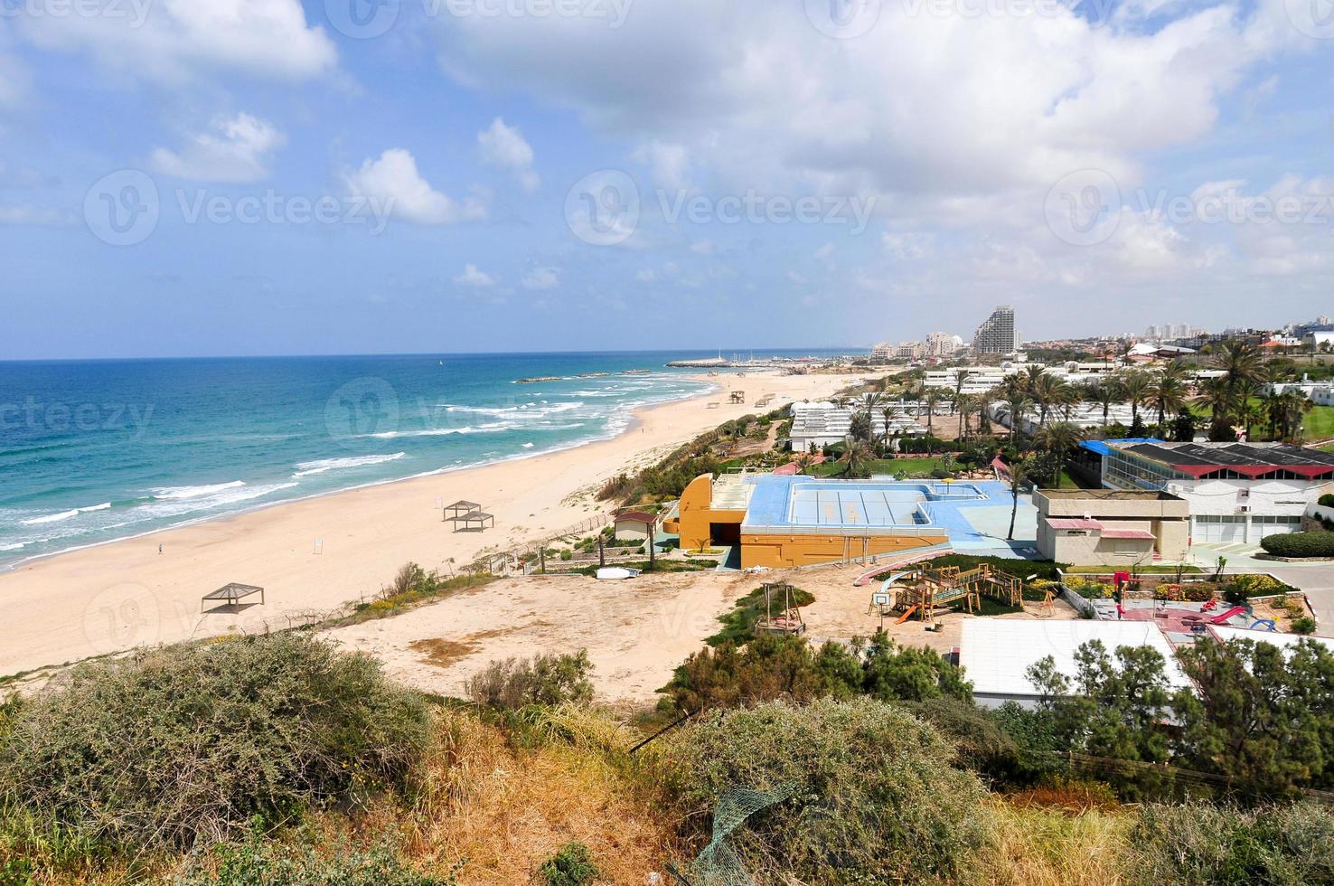 waterkant en strand Aan een zonnig dag in Ashkelon, Israël foto