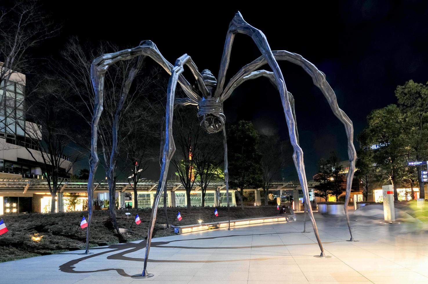 Tokio, Japan - maart 15, 2009 - maman - een spin beeldhouwwerk door louise burgerlijk, gelegen Bij de baseren van mori toren gebouw in roppongi heuvels Bij nacht. foto