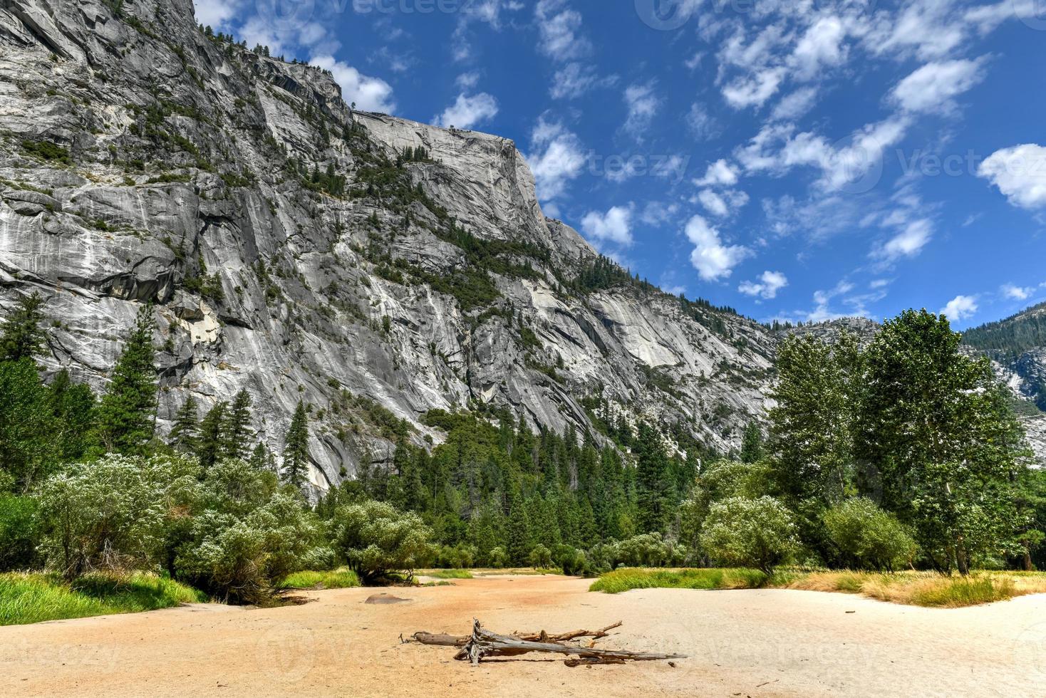 een droog spiegel weide gedurende de zomer in yosemite nationaal park, Californië, Verenigde Staten van Amerika. gedurende de zomer de weide vult met water en wordt spiegel meer. foto