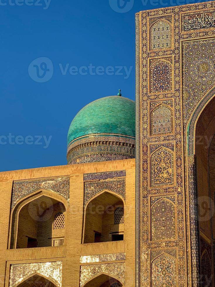 oude mir-i-arabier madrasa in de po-i-kalyan complex in bukhara, Oezbekistan. foto