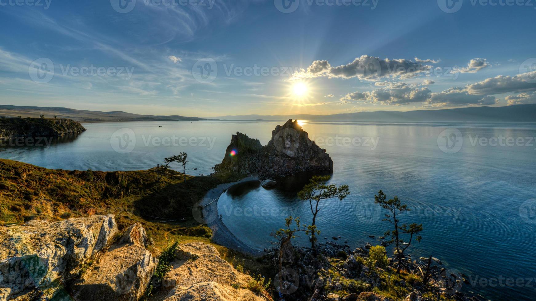 sjamaan steen, eiland van oud, meer Baikal, Rusland foto