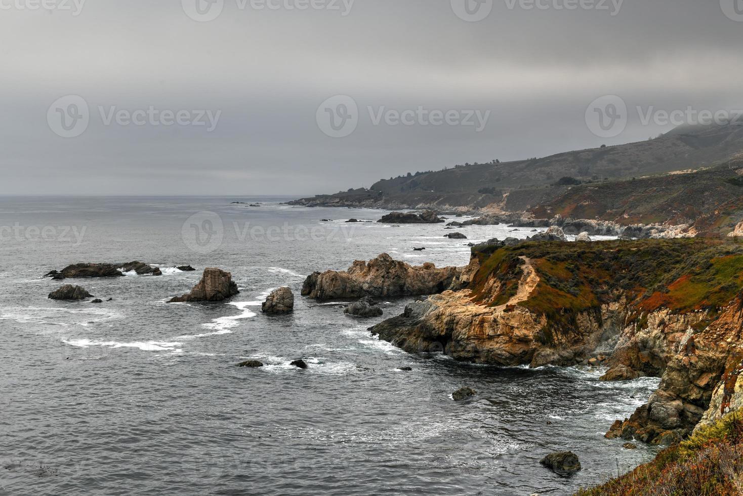 visie van de rotsachtig grote Oceaan kust van garrapata staat park, Californië. foto