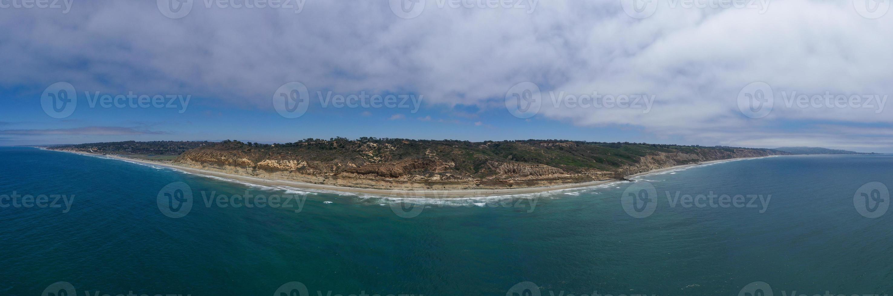 antenne visie langs de grote Oceaan oceaan van la jolla strand en Torrey dennen in san diego, Californië. foto