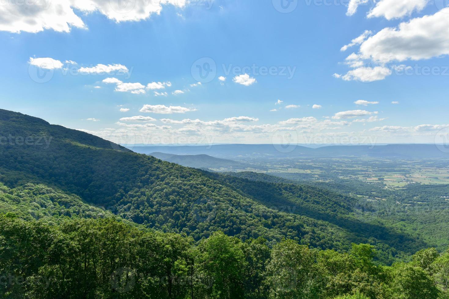 visie van de shenandoah vallei en blauw nok bergen van shenandoah nationaal park, Virginia foto