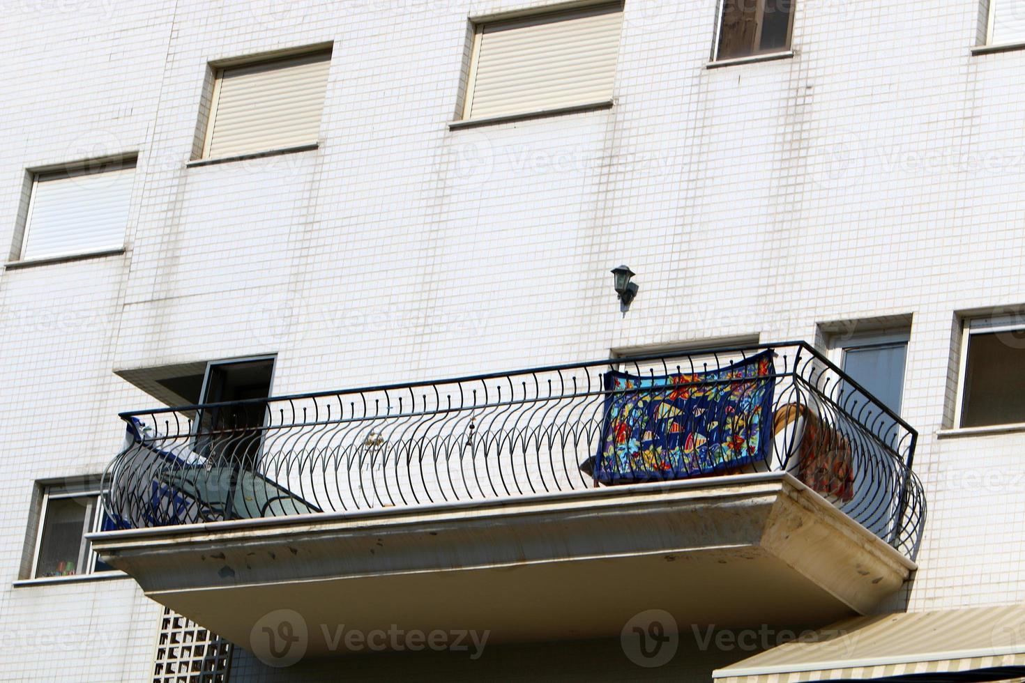balkon - een platform met leuningen uitstekend Aan de bovenste vloeren van de gebouw. foto