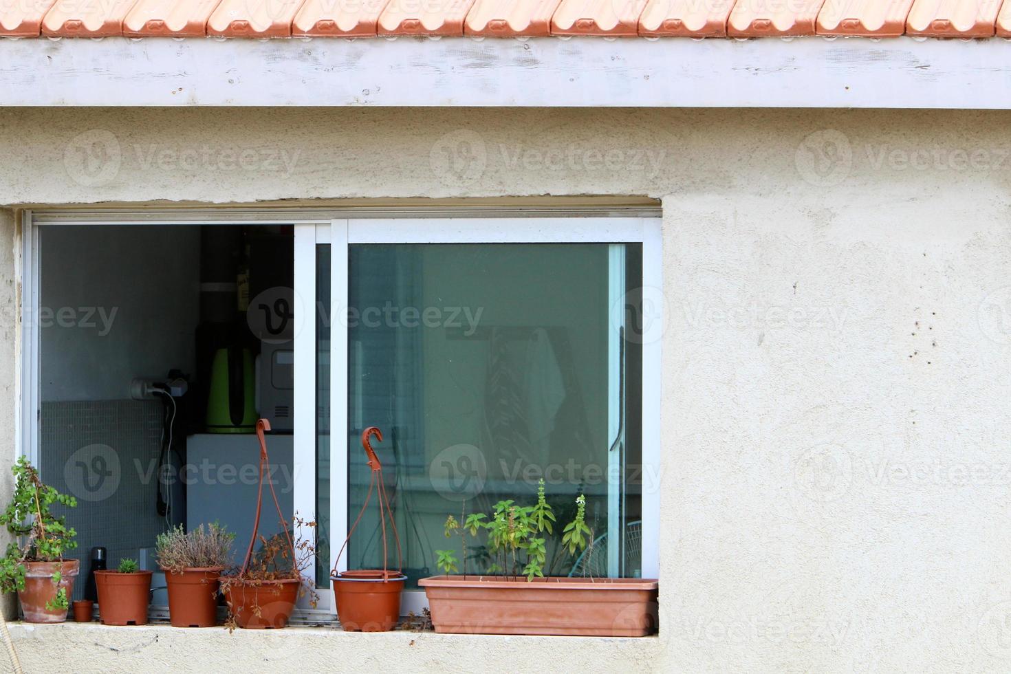 een klein venster in een woon- gebouw in een groot stad foto