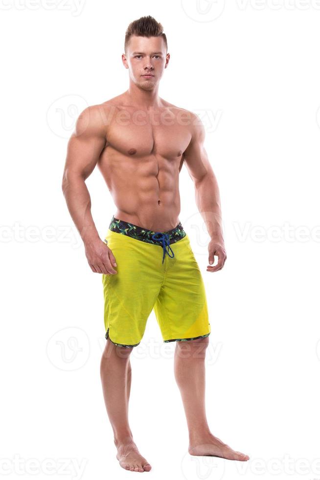 geschiktheid model- in groen shorts over- wit achtergrond foto
