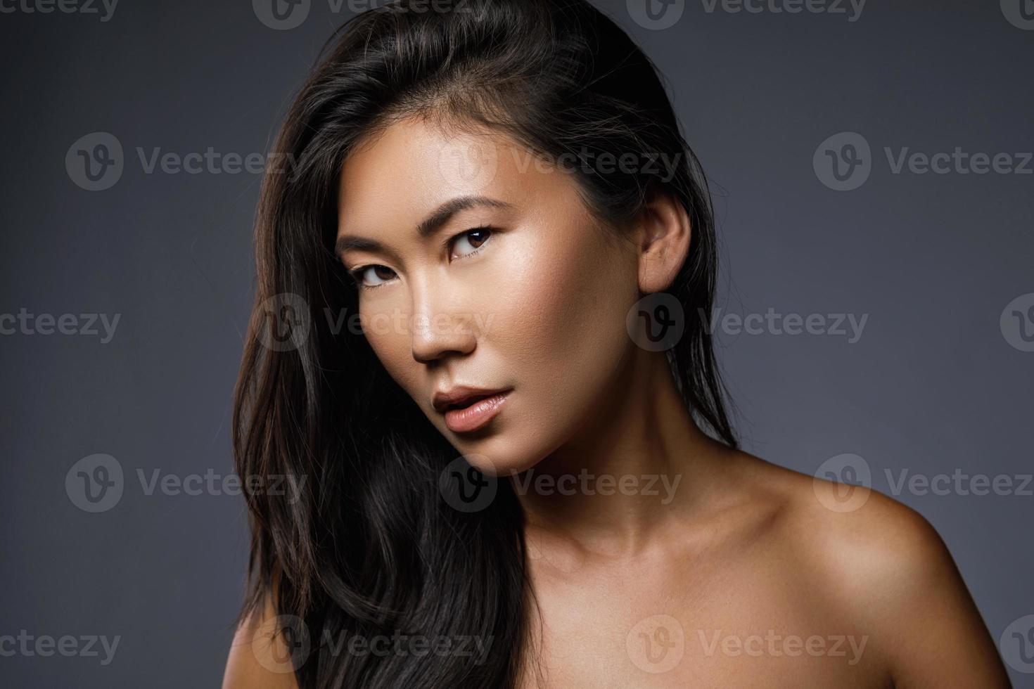 mooi Aziatisch vrouw met een zwart gezond haar- foto