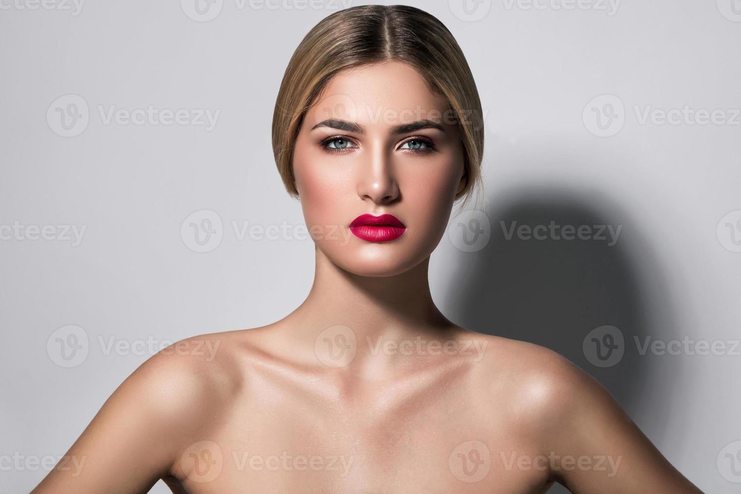 portret van mooi blond meisje met rood lippen foto