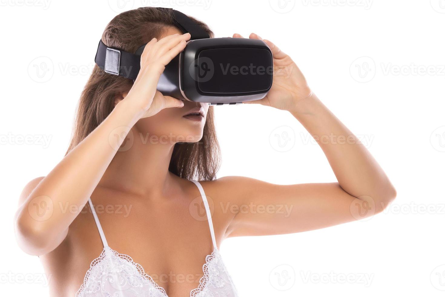 vrouw gebruik makend van vr koptelefoon Aan wit achtergrond foto