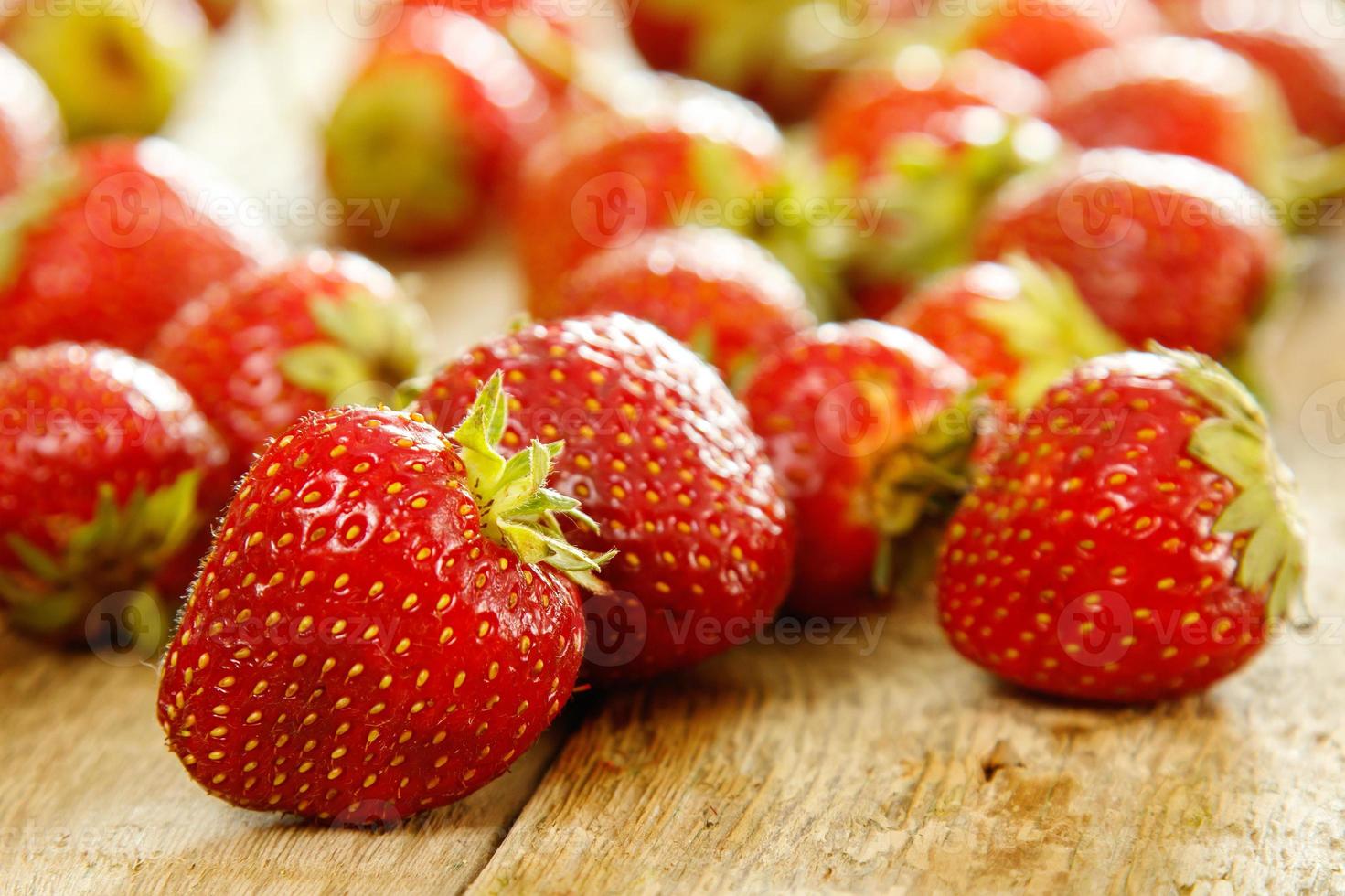 vers rustiek rijp aardbeien Aan houten tafel foto