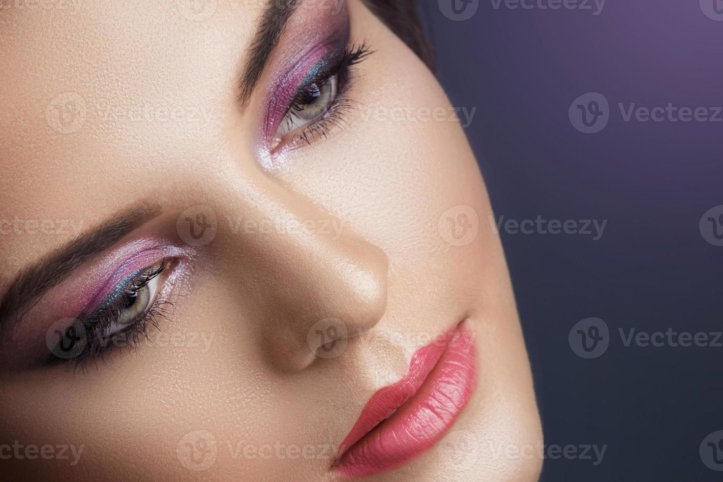 detailopname van vrouw gezicht met een mooi bedenken foto