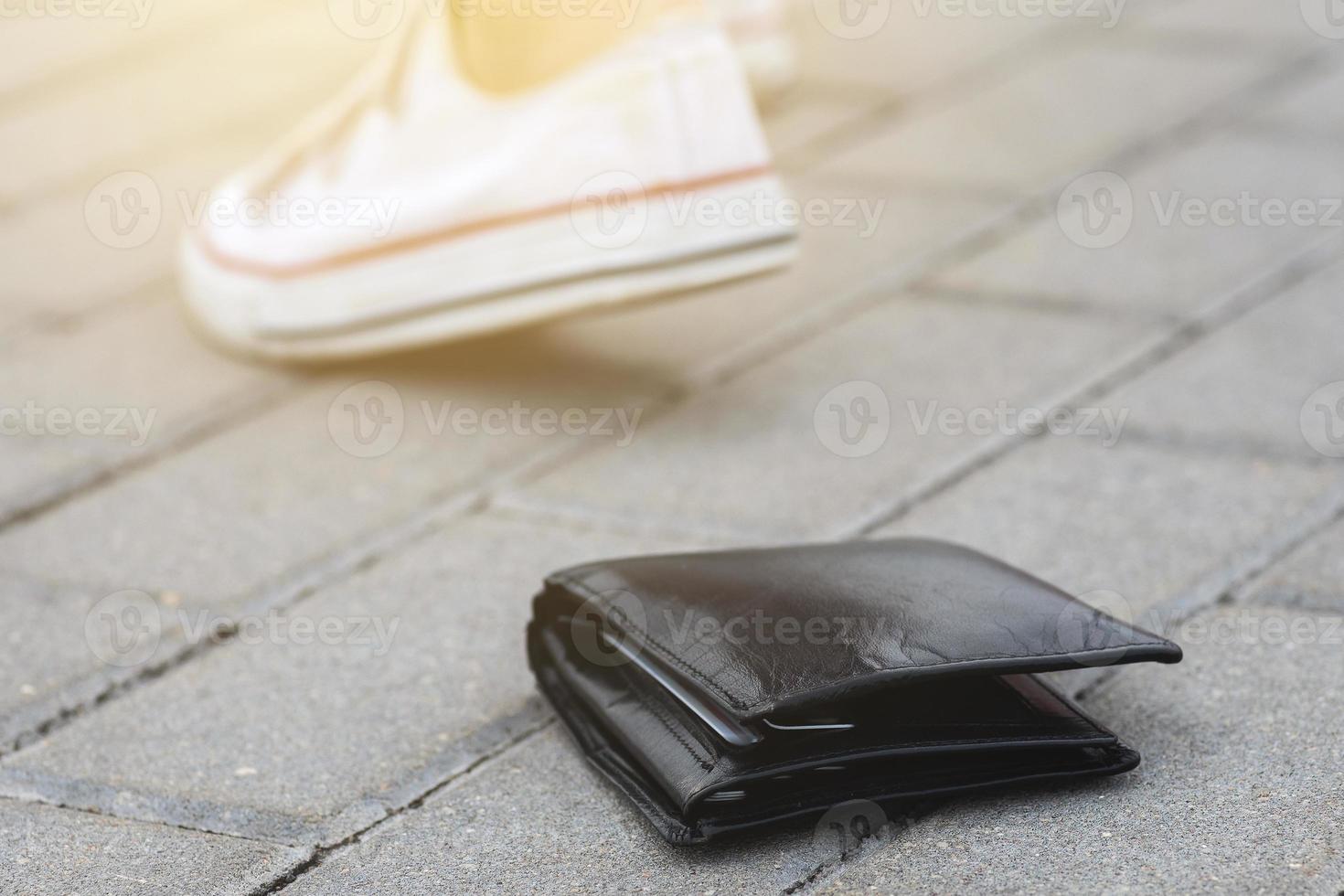 verloren leer portemonnee Aan de grond en personen voeten foto