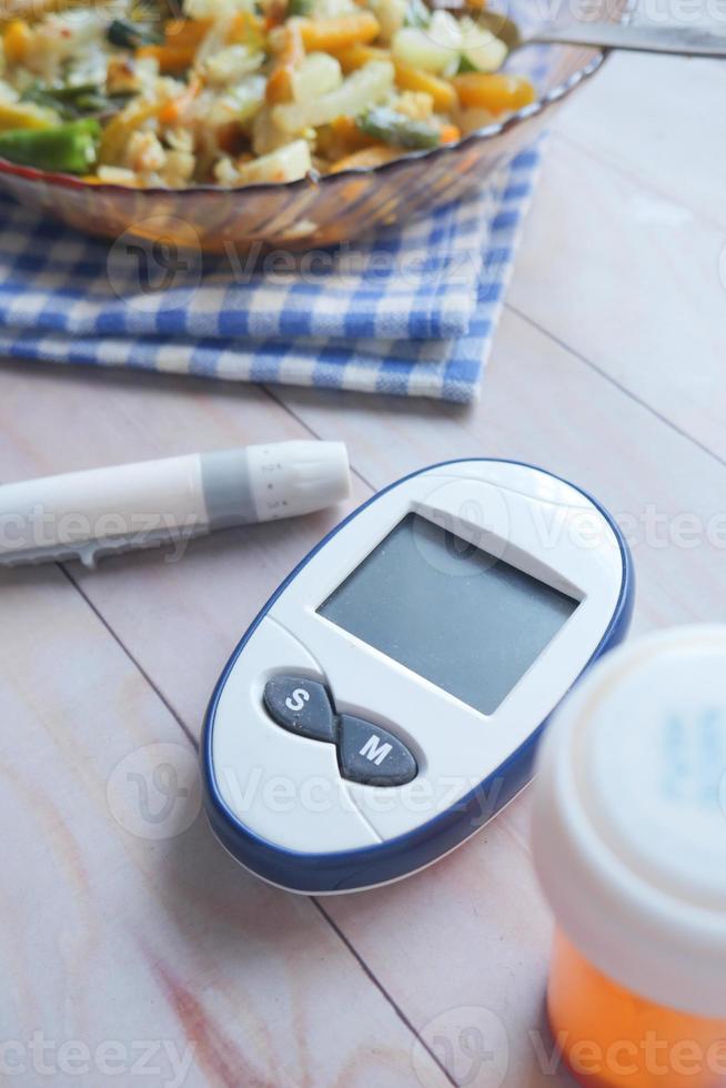 verticaal schot van diabetisch meting gereedschap en gezond voedsel Aan tafel foto