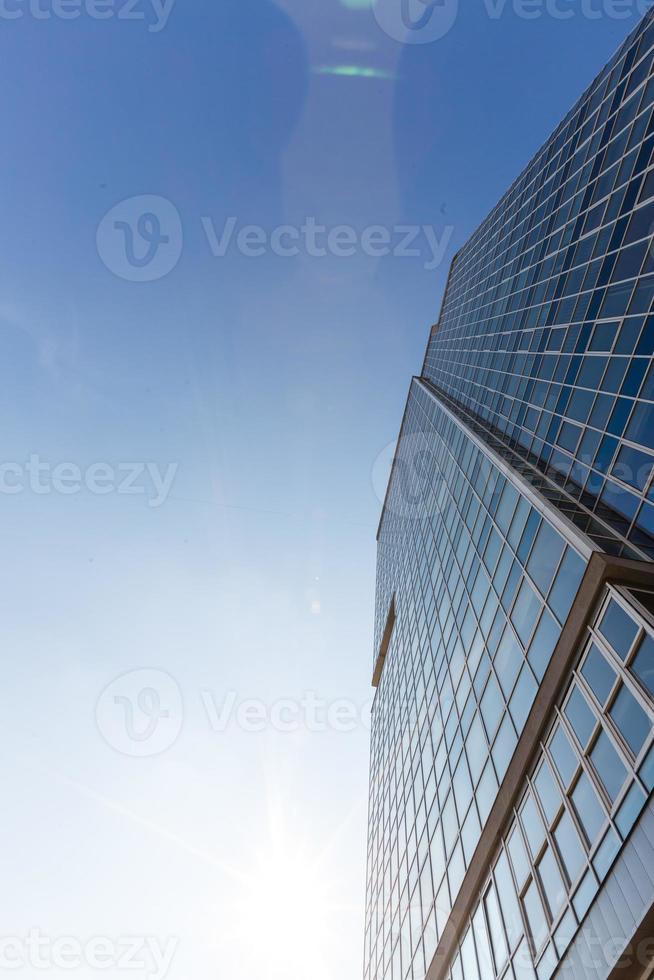 hoog wolkenkrabbers Aan een zonnig dag foto