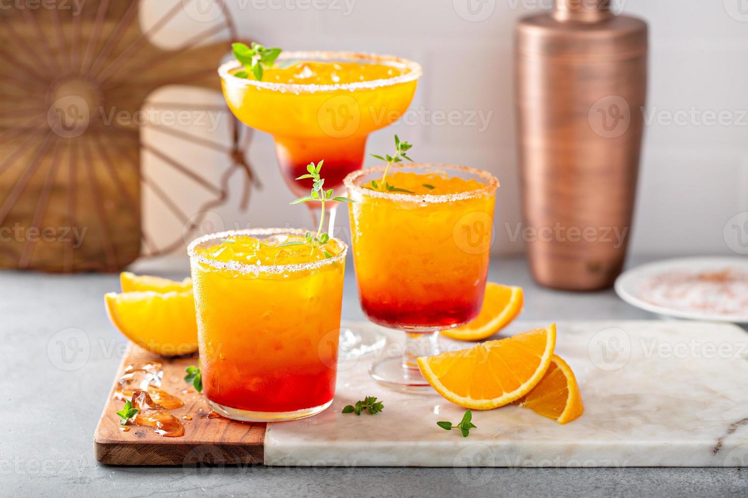 tequila zonsopkomst margarita cocktail met ijs, verfrissend drinken foto
