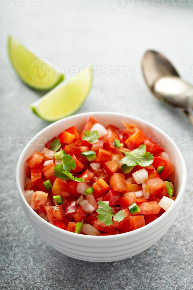 eigengemaakt pico de gallo met limoen foto