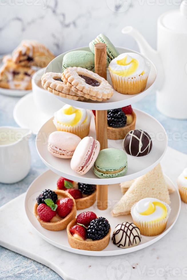 voorjaar of zomer toetje tafel, drie moe dienblad met desserts foto