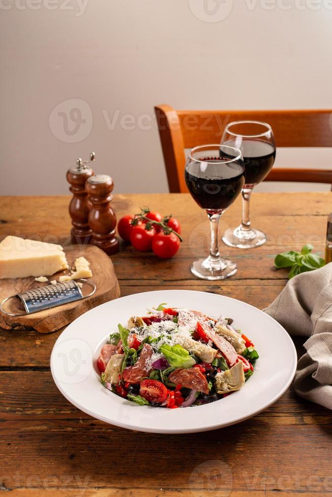 antipasto salade met salami, artisjok harten en groenten foto