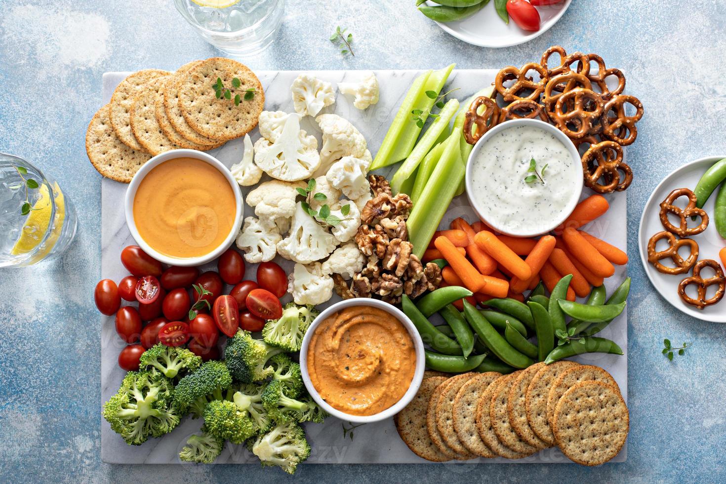 fabriek gebaseerd tussendoortje bord met groenten en crackers foto