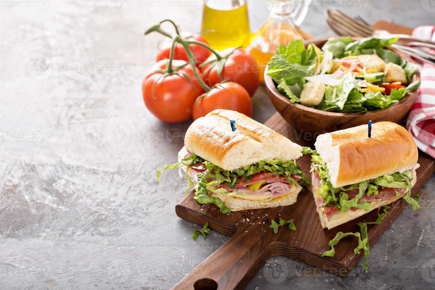 Italiaans belegd broodje voor lunch foto