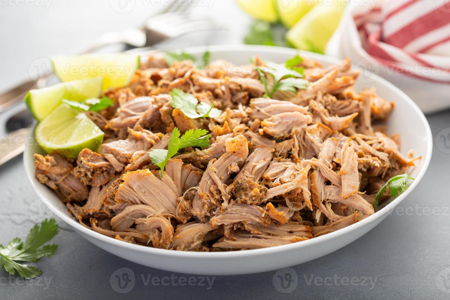 varkensvlees carnitas met selderij en limoen foto