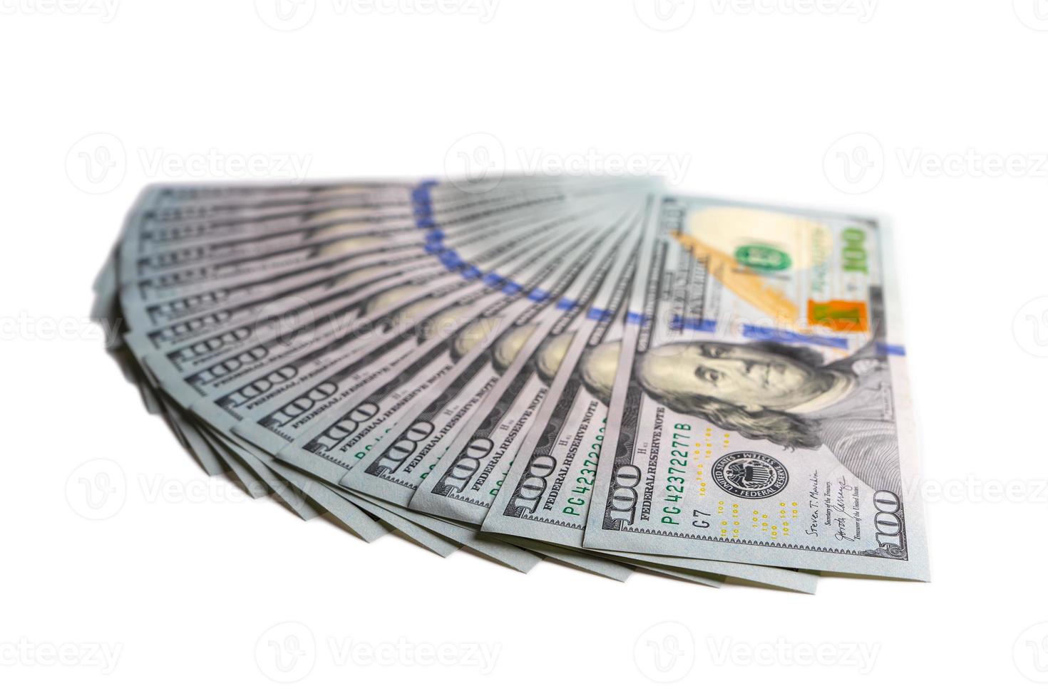 stapel van nieuw ontwerp ons dollar rekeningen Aan wit achtergrond foto