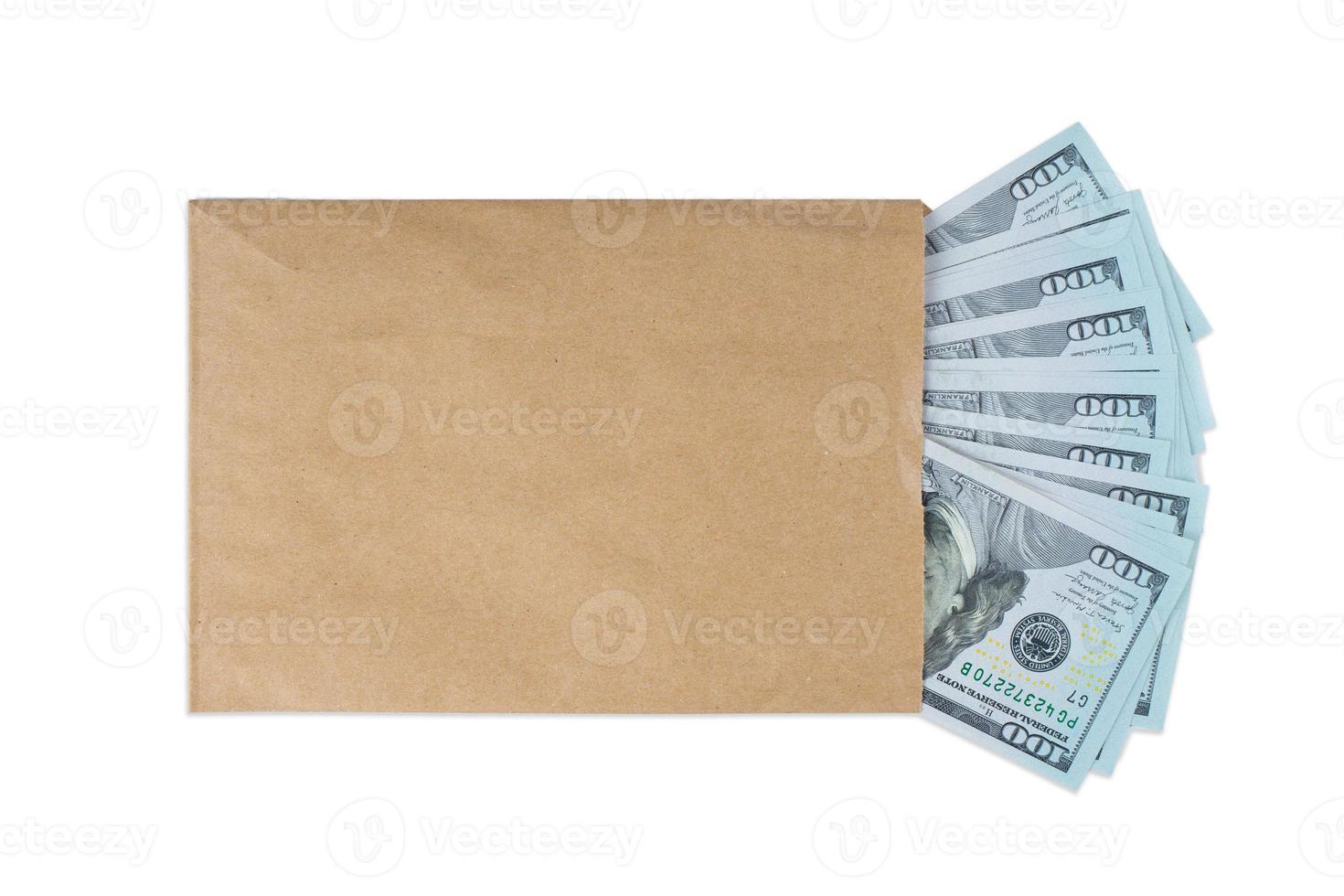 stapel van nieuw ontwerp ons dollar rekeningen in bruin envelop geïsoleerd Aan wit achtergrond foto