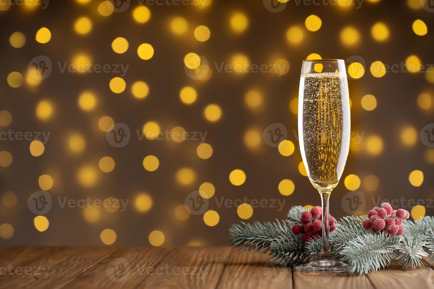 wijn glas met bruisend Champagne Aan wazig sprankelend lichten achtergrond foto