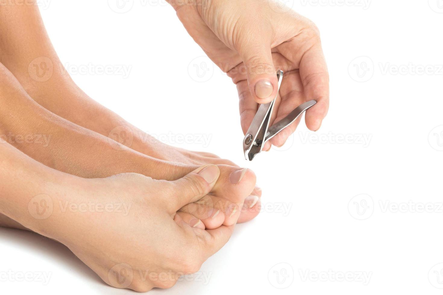 detailopname van vrouw voeten en nagel tondeuse foto