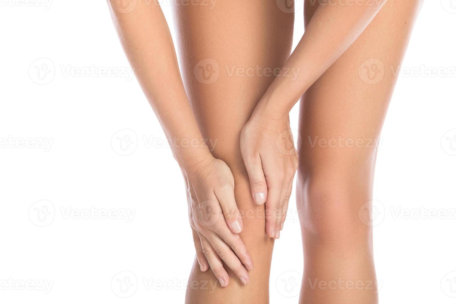 vrouw met pijn in haar knie tegen wit achtergrond foto