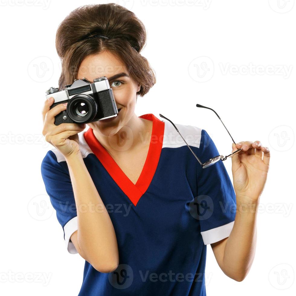 vrouw model- in wijnoogst kijken Holding retro camera in haar handen foto