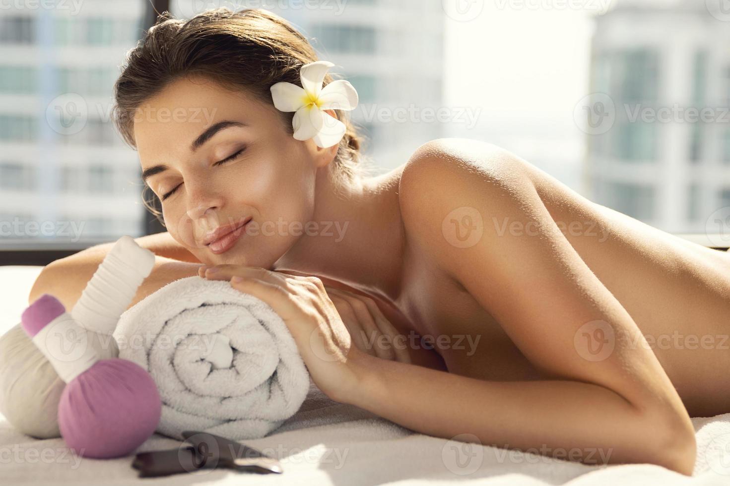 mooi vrouw is ontspannende gedurende sessie van Aziatisch massage foto