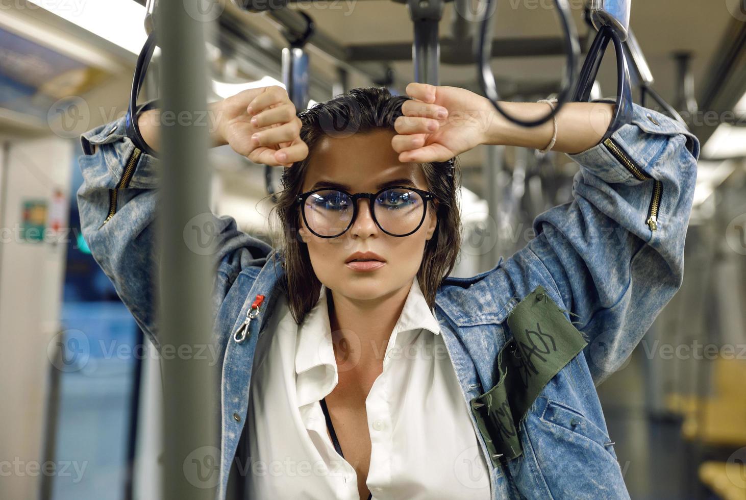 sexy model- is poseren in vervoer van metro trein foto