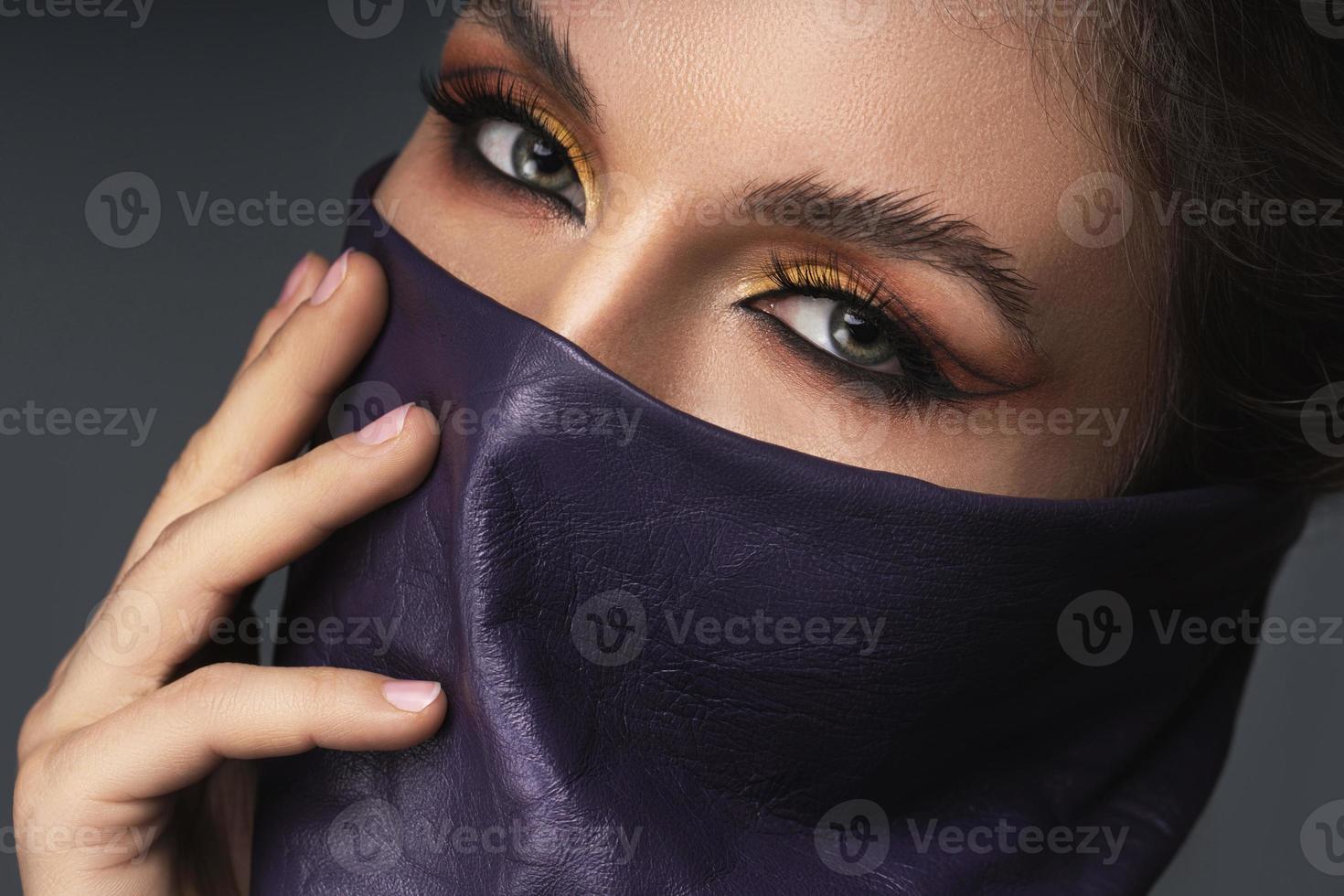 portret van elegant vrouw vervelend leer nek hoes in plaats daarvan van het voorkomen masker. foto