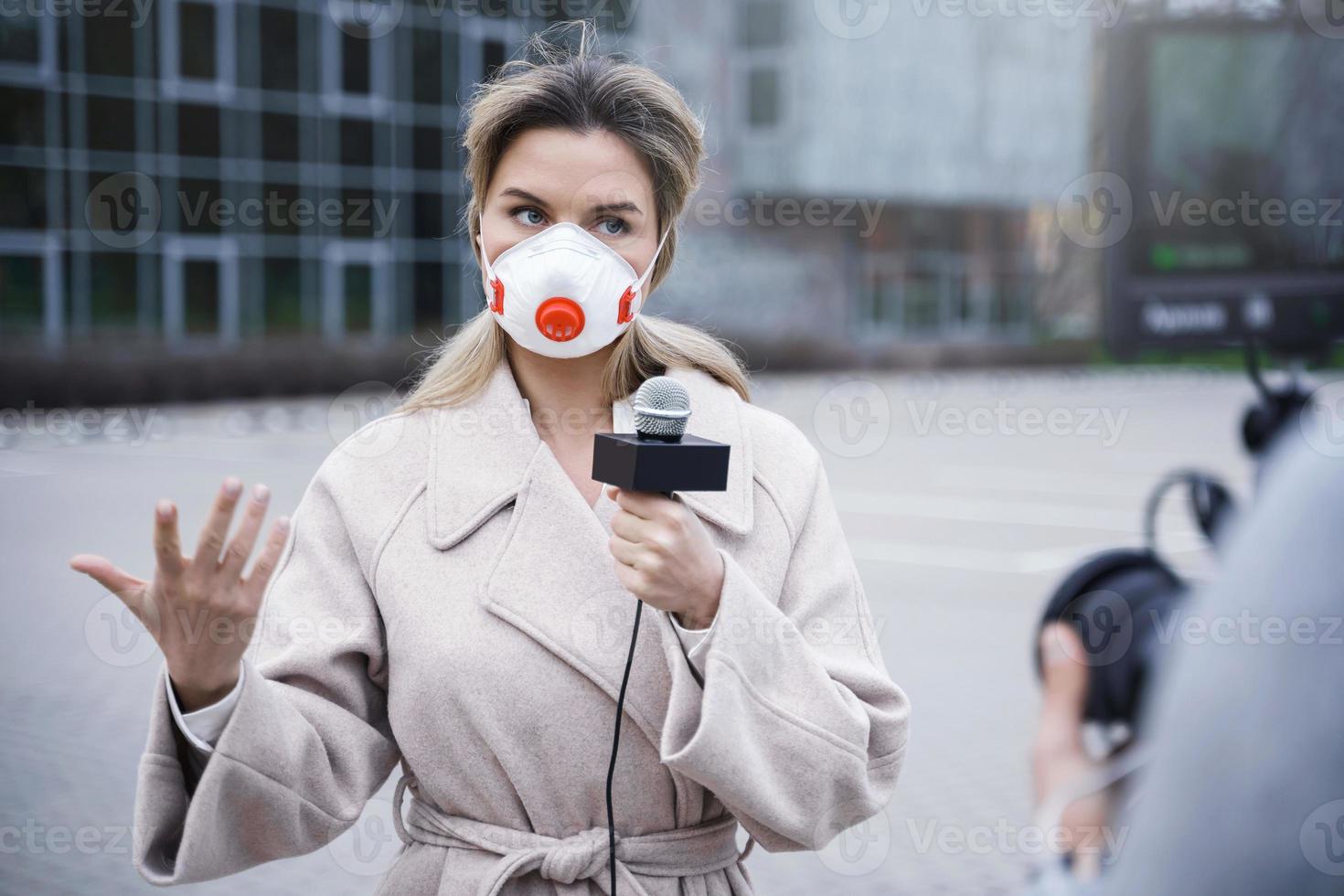 TV nieuws verslaggevers maken reportage over een virus epidemie in de stad foto