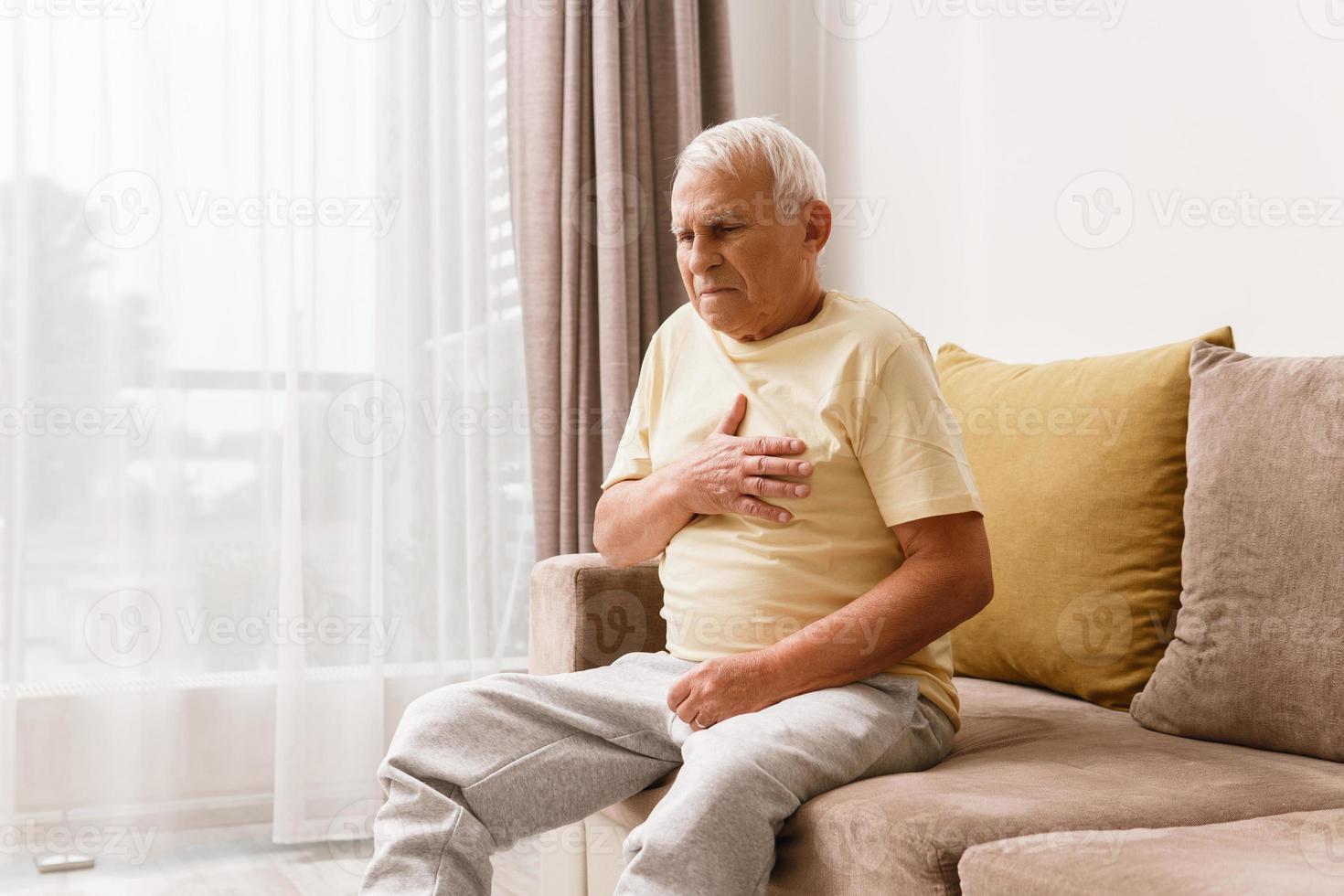 senior Mens hebben pijn in borst. zuur reflux of hart aanval. foto