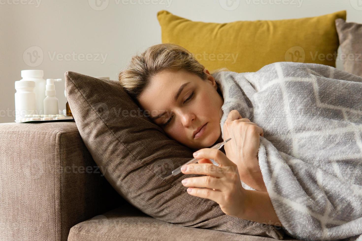 ziek vrouw is slapen onder de deken Bij huis foto