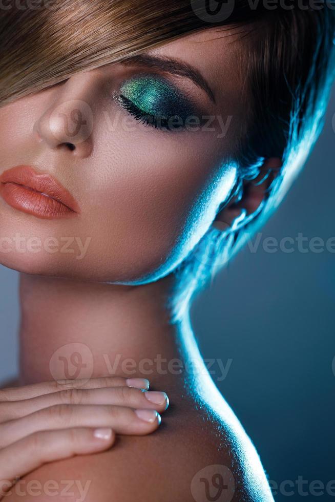 sexy model- in elegant beeld met strak haar- aan het bedekken een oog en mooi groen oogschaduw Aan een ander foto