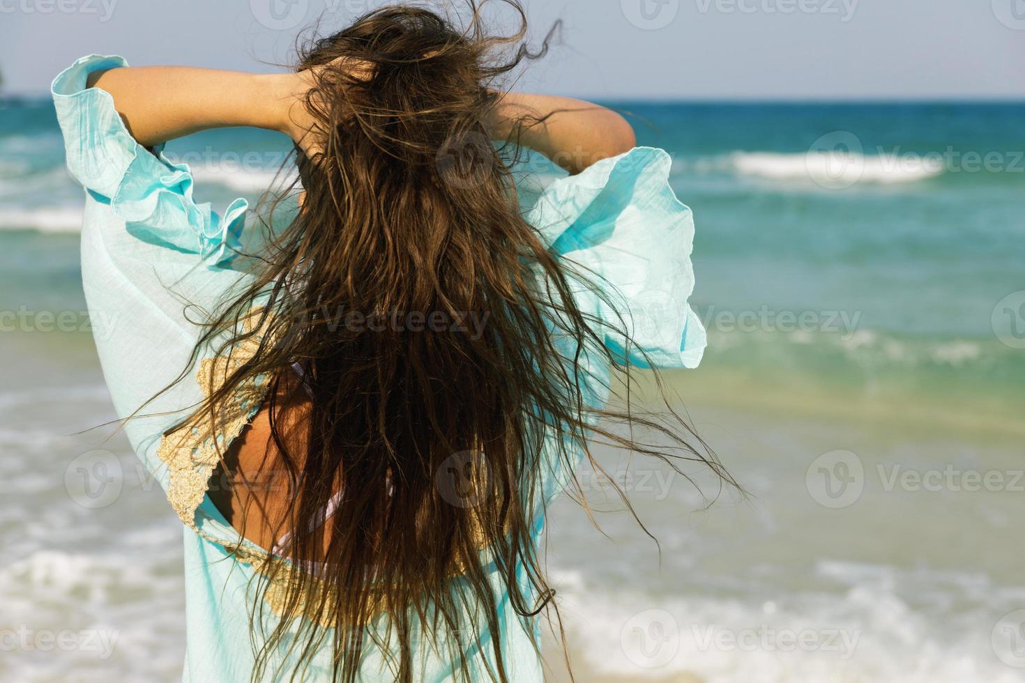 jong vrouw is wandelen door de zee kust foto