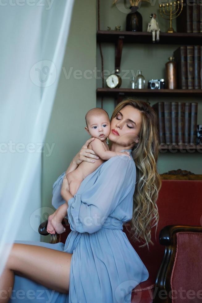 jong mooi moeder vervelend luxe grijs jurk Holding haar baby Aan handen foto