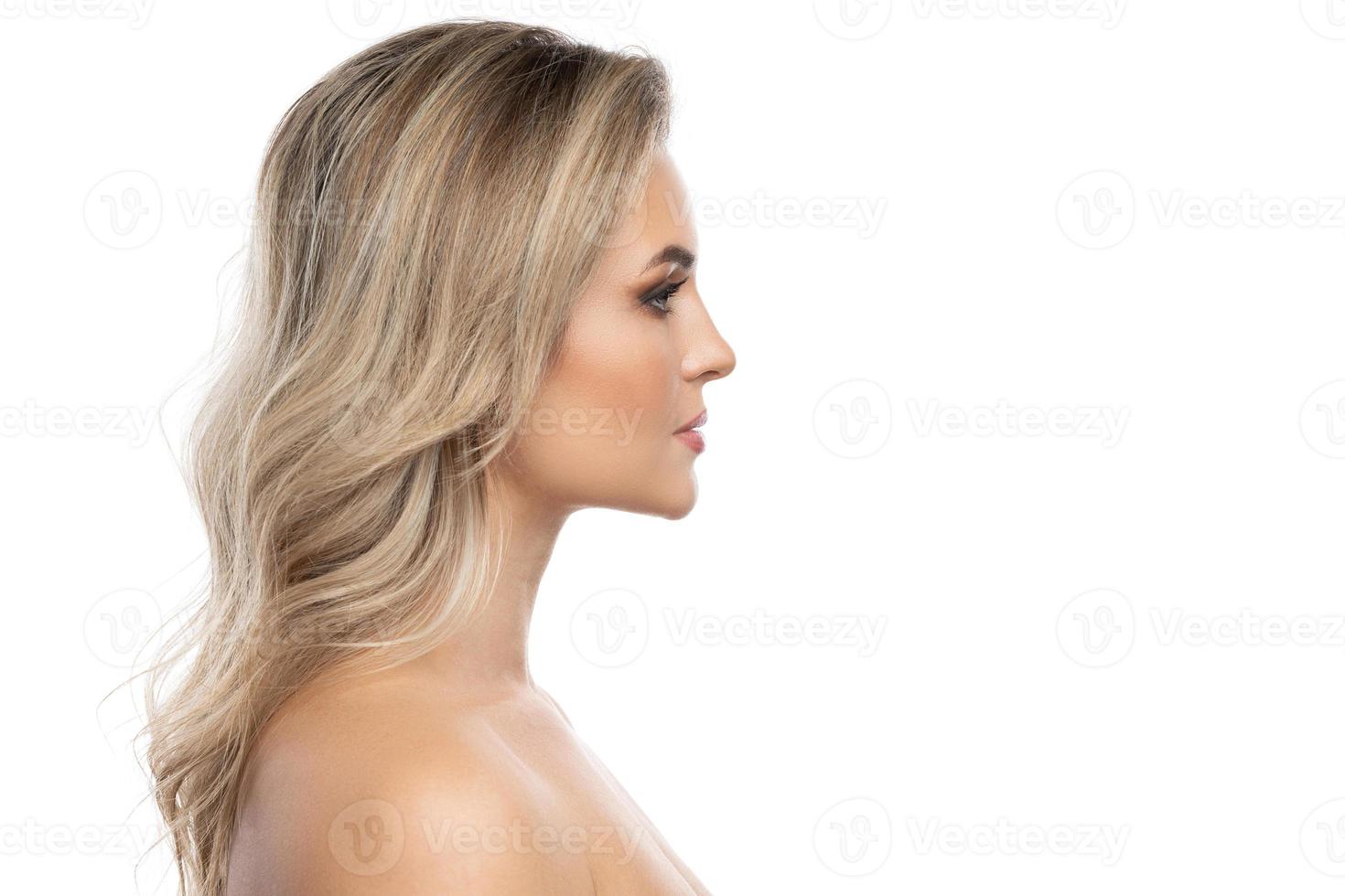 mooi vrouw met een blond haar- en glad huid foto