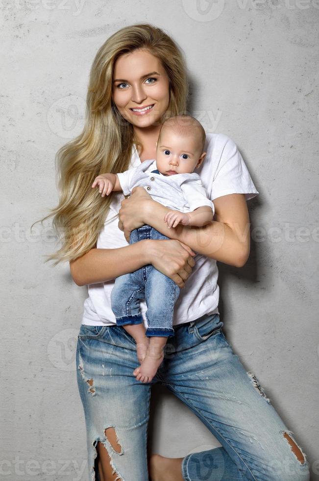 mooi jong moeder met haar schattig baby jongen foto