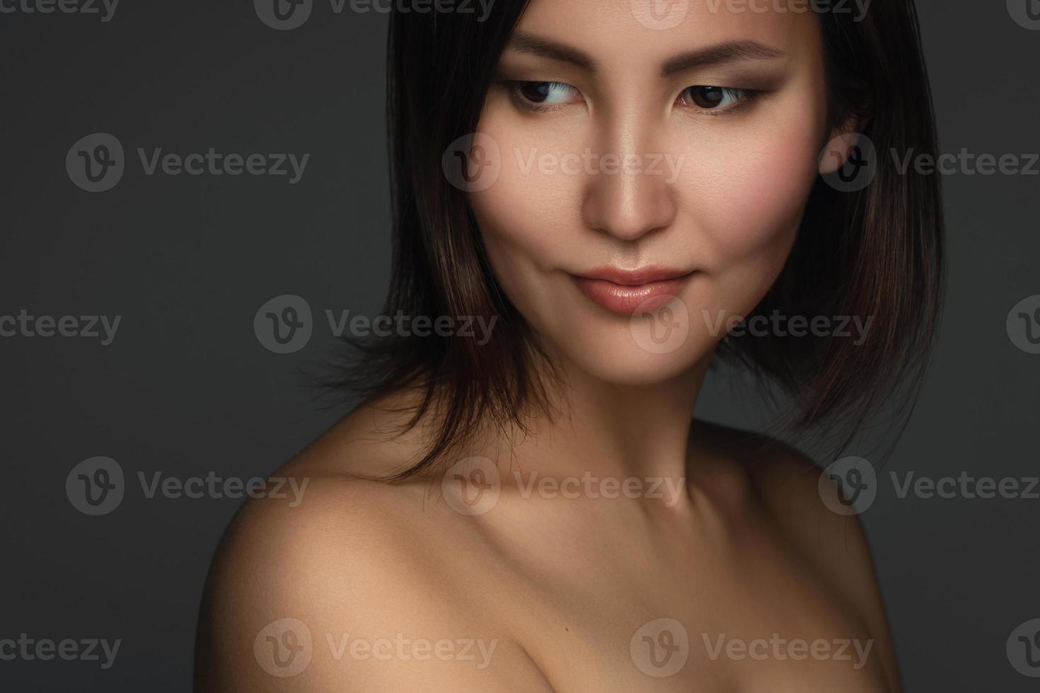 portret van jong en mooi Aziatisch vrouw foto