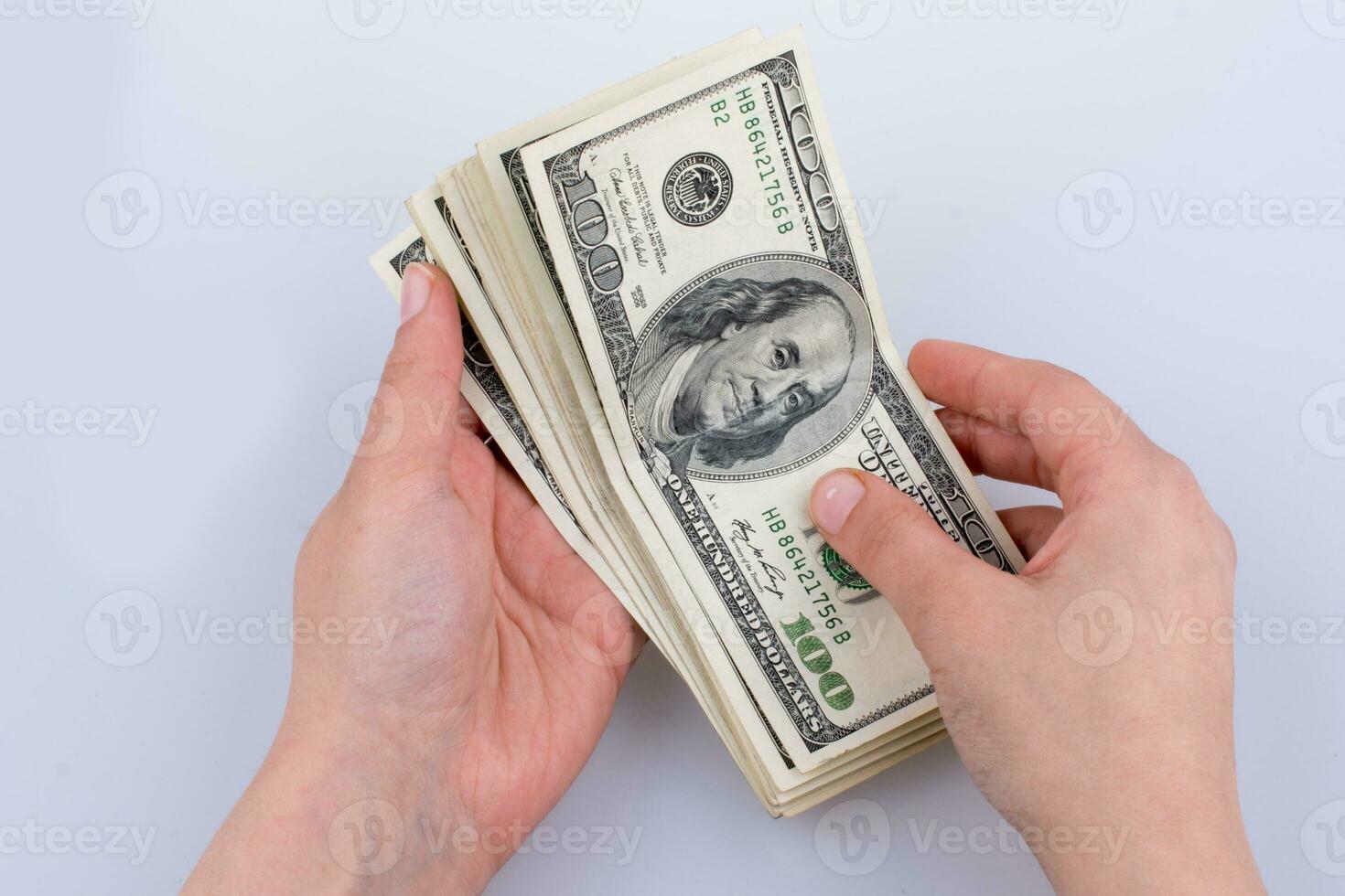 menselijke hand die Amerikaanse dollarbankbiljetten op witte achtergrond houdt foto