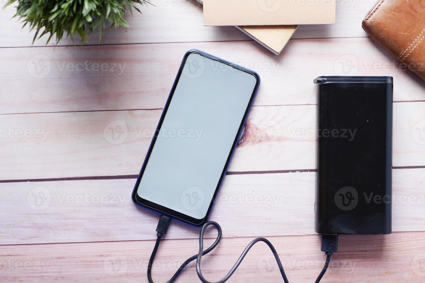 slim telefoon met leeg scherm opladen met macht bank top visie foto