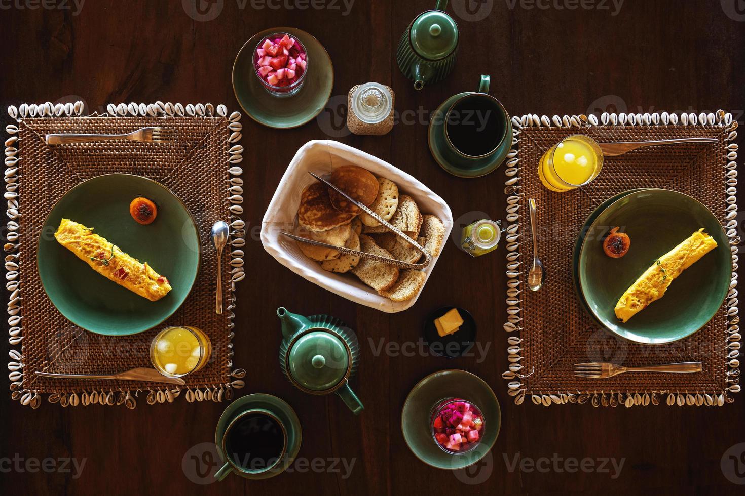 ontbijt voor twee geserveerd Aan de houten tafel foto