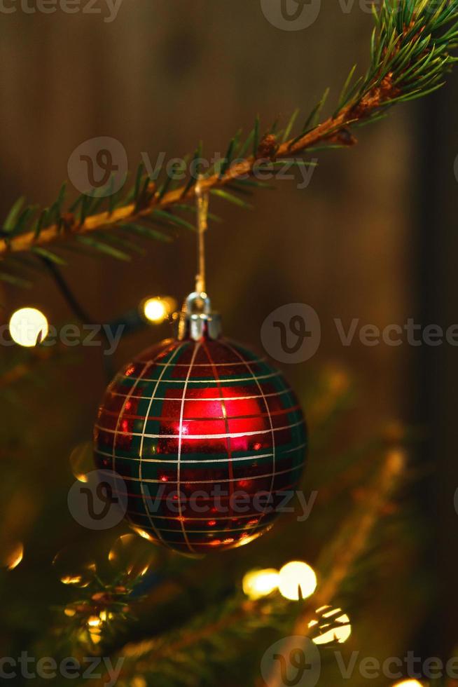 detailopname van decoraties Aan de Kerstmis boom foto