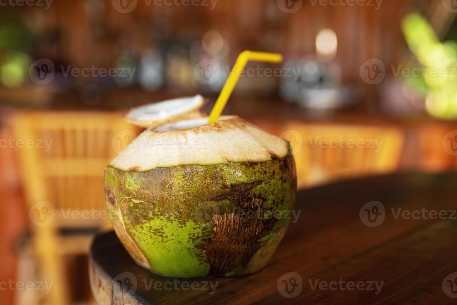 kokosnoot drinken Aan de tafel in authentiek strand bar foto