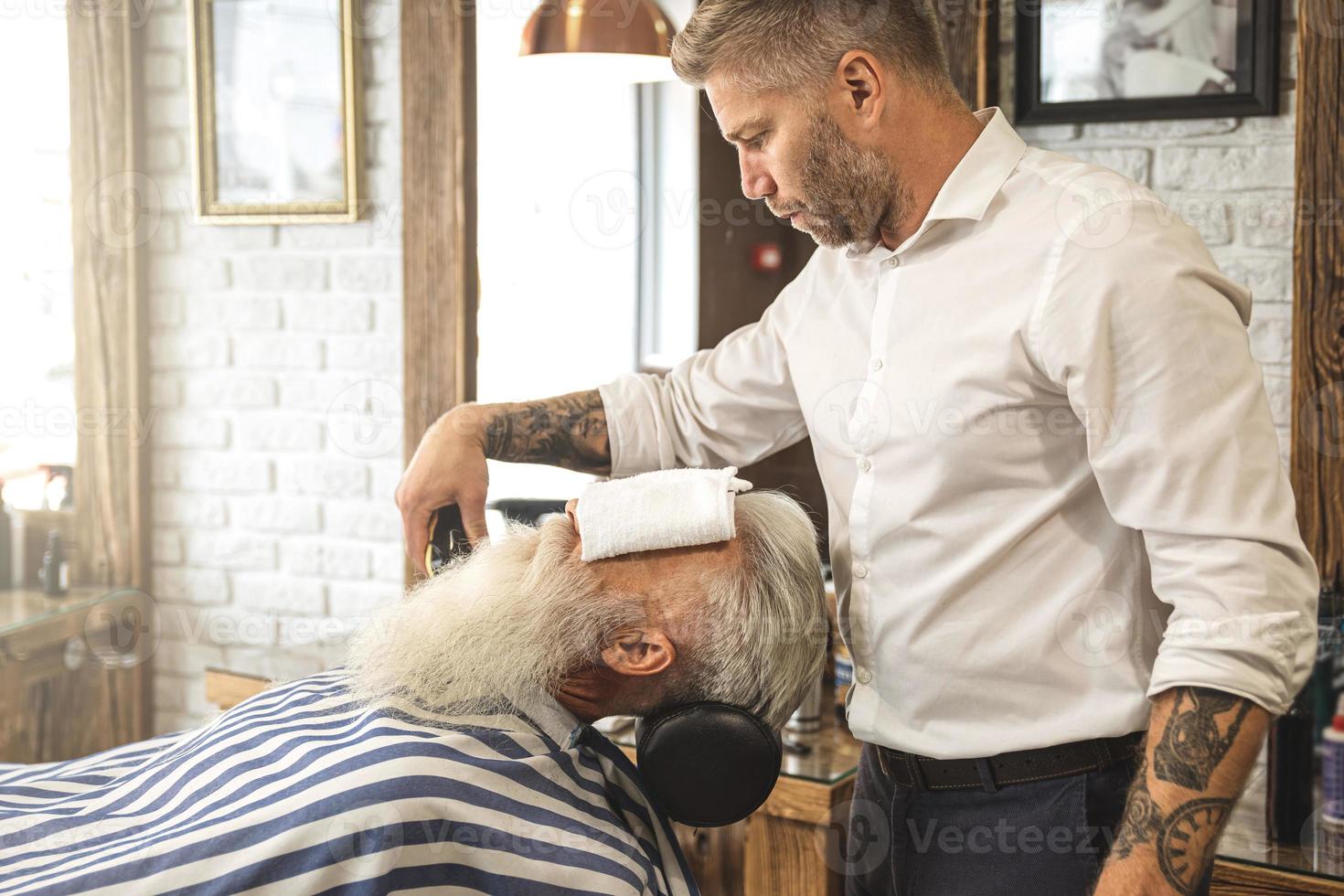 knap senior Mens krijgen styling en trimmen van zijn baard foto